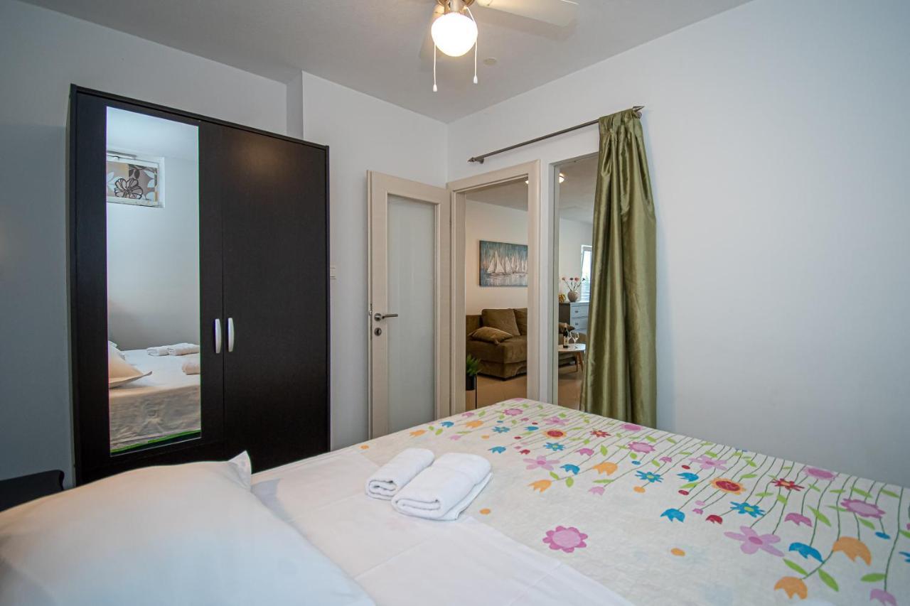 Beachfront Apartments Gabine Каштела Экстерьер фото