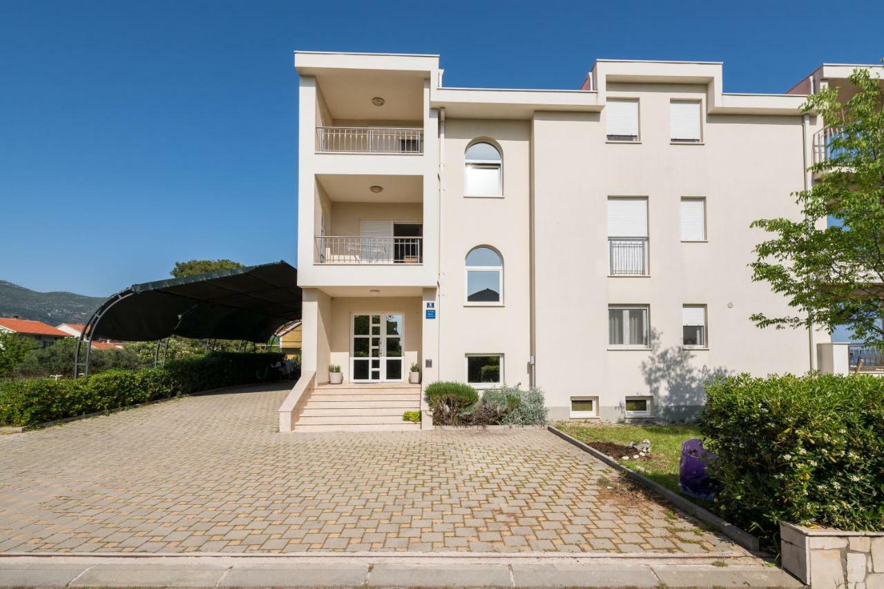 Beachfront Apartments Gabine Каштела Экстерьер фото